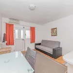Apartmán Nice Apartment In Seget Donji With House Sea View